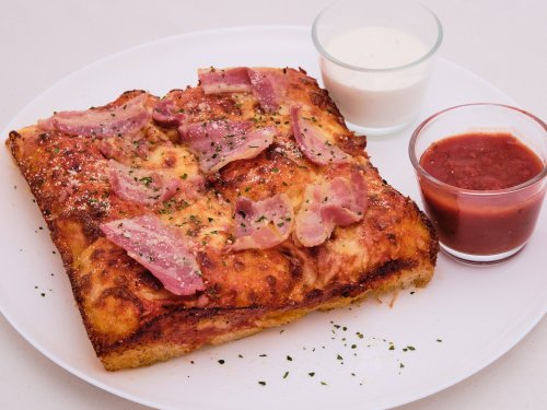 AMERIKAI TEPSIS BACON PIZZA
